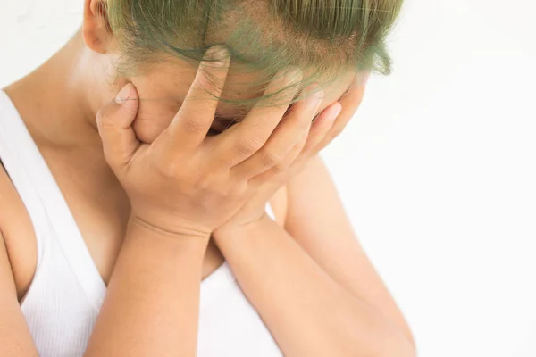 Dolor de cabeza mujer o mujer de estrés sobre fondo blanco —  Fotos de Stock