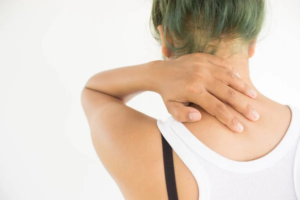 Mujer que sufre de dolor de hombro, concepto de salud de la mujer e ideas —  Fotos de Stock