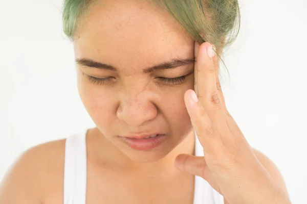 Dolor de cabeza mujer o mujer de estrés sobre fondo blanco —  Fotos de Stock