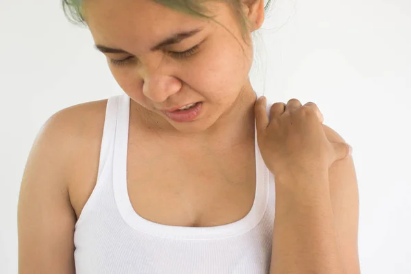Mujer que sufre de dolor de hombro, concepto de salud de la mujer e ideas —  Fotos de Stock