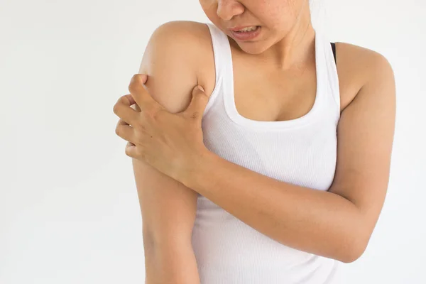 Mujer rascarse el brazo de la picazón o mujer que sufre de dolor en el brazo, concepto de salud mujer e ideas —  Fotos de Stock