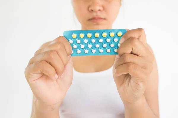 Mujer con píldoras combinadas en las manos, concepto de salud de la mujer e ideas —  Fotos de Stock