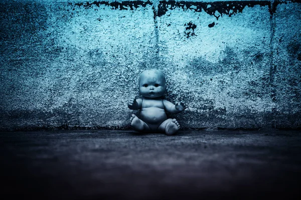 Gruselige Puppe im Geisterhaus — Stockfoto