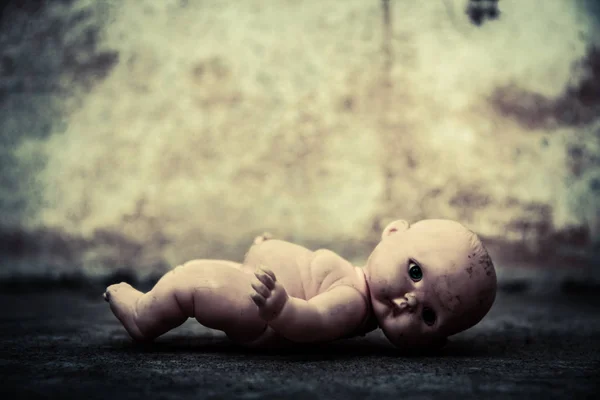 Muñeca espeluznante en casa embrujada — Foto de Stock