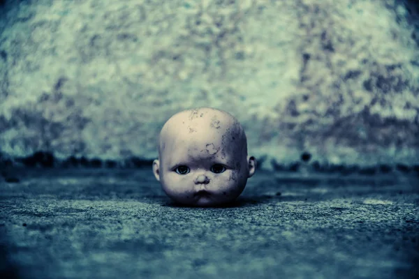 Cabeza de muñeca espeluznante en casa embrujada — Foto de Stock