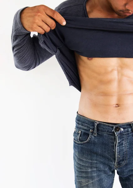 Muskulöses männliches Modell zeigt seinen Bauch, gesundes Lebensstil-Konzept und Ideen — Stockfoto