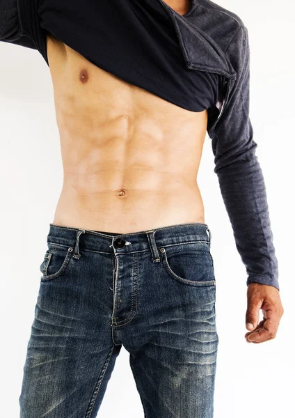 Muskulös manlig modell visar hans abs, hälsosam livsstilskoncept och idéer — Stockfoto