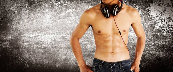 Σέξι shirtless μυϊκή αρσενικό μοντέλο με ακουστικά, έννοια του υγιεινού τρόπου ζωής και ιδέες — Φωτογραφία Αρχείου