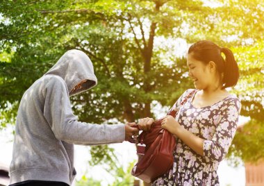 Asyalı kadın thieft snatch tarafından saldırıya varlık