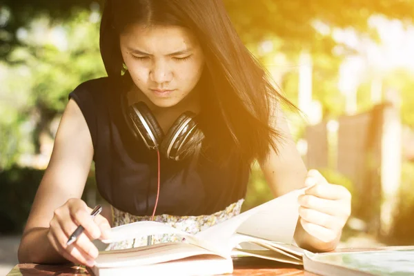 Asijské teen student čtení knihy, příprava na zkoušku — Stock fotografie
