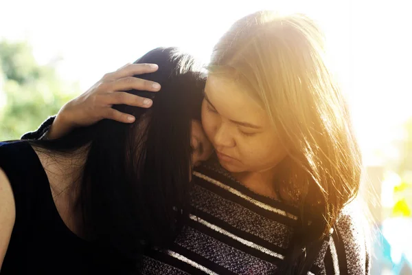 Amigos abraçando e dando consolo — Fotografia de Stock