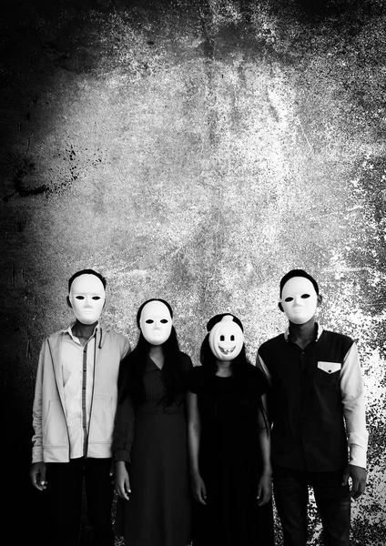 Ομάδα ανθρώπων που φοράει μάσκα, τρομακτικό φόντο για ιδέες κάλυμμα βιβλίου — Φωτογραφία Αρχείου