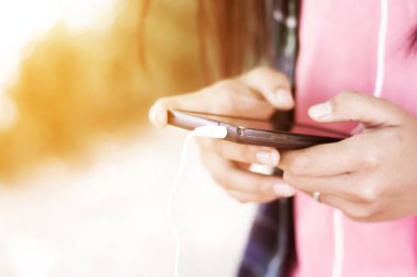 Akıllı telefonlar kullanan kadın kadar kapatın