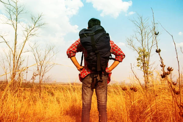 Traveler with backpack on the mountain — Stock Photo, Image