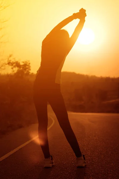 Woman exercising outdoor at sunset — Stock Photo, Image