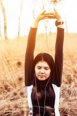 Asyalı kadın rahatlatıcı çim alanı