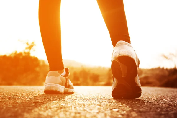 Woman exercising outdoor at sunset — Stock Photo, Image