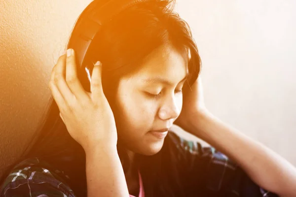 아름 다운 아시아 여 자가 듣는 음악 — 스톡 사진
