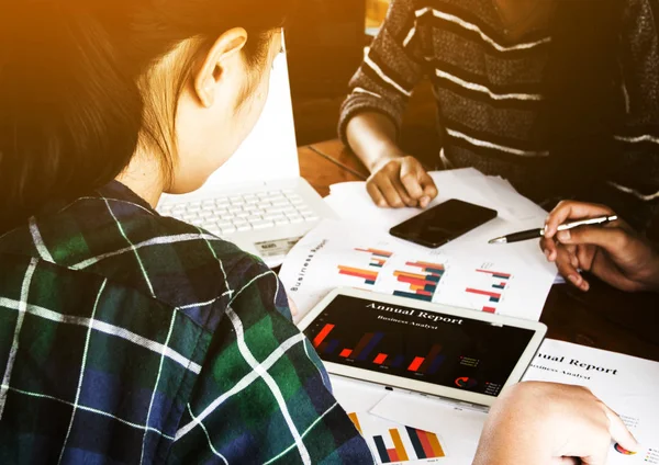 Trabajo en equipo de jóvenes empresas en el proceso de reunión — Foto de Stock