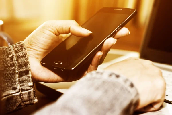 Vrouw met smartphone — Stockfoto