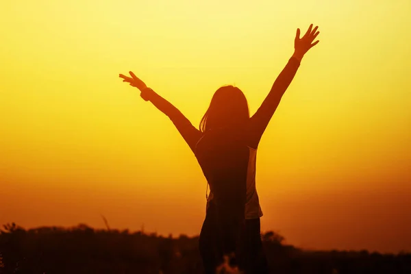 Ευτυχισμένη γυναίκα σήκωσε τα χέρια επάνω στον ουρανό, το ηλιοβασίλεμα — Φωτογραφία Αρχείου