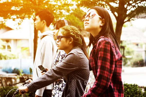 Группа азиатских подростков, прогуливающихся в парке — стоковое фото
