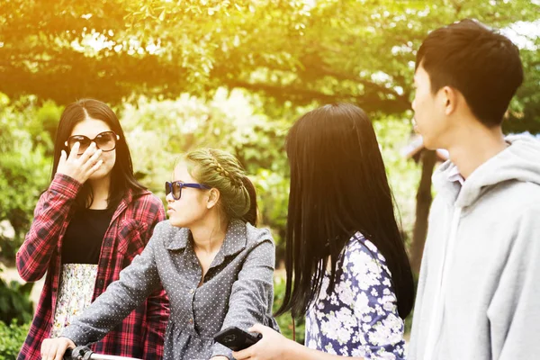 Grupo de asiático adolescente andando no parque — Fotografia de Stock