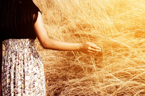 Menina andando no campo de grama — Fotografia de Stock