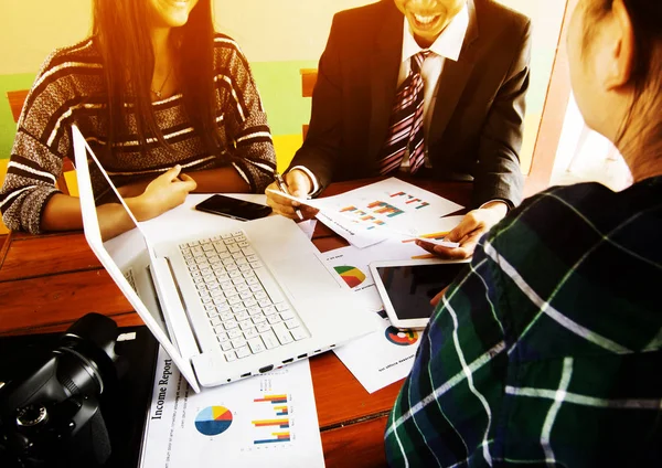 Trabajo en equipo de jóvenes empresas en el proceso de reunión — Foto de Stock