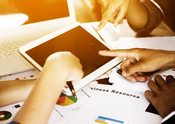 Trabajo en equipo de jóvenes empresas en el proceso de reunión — Foto de Stock