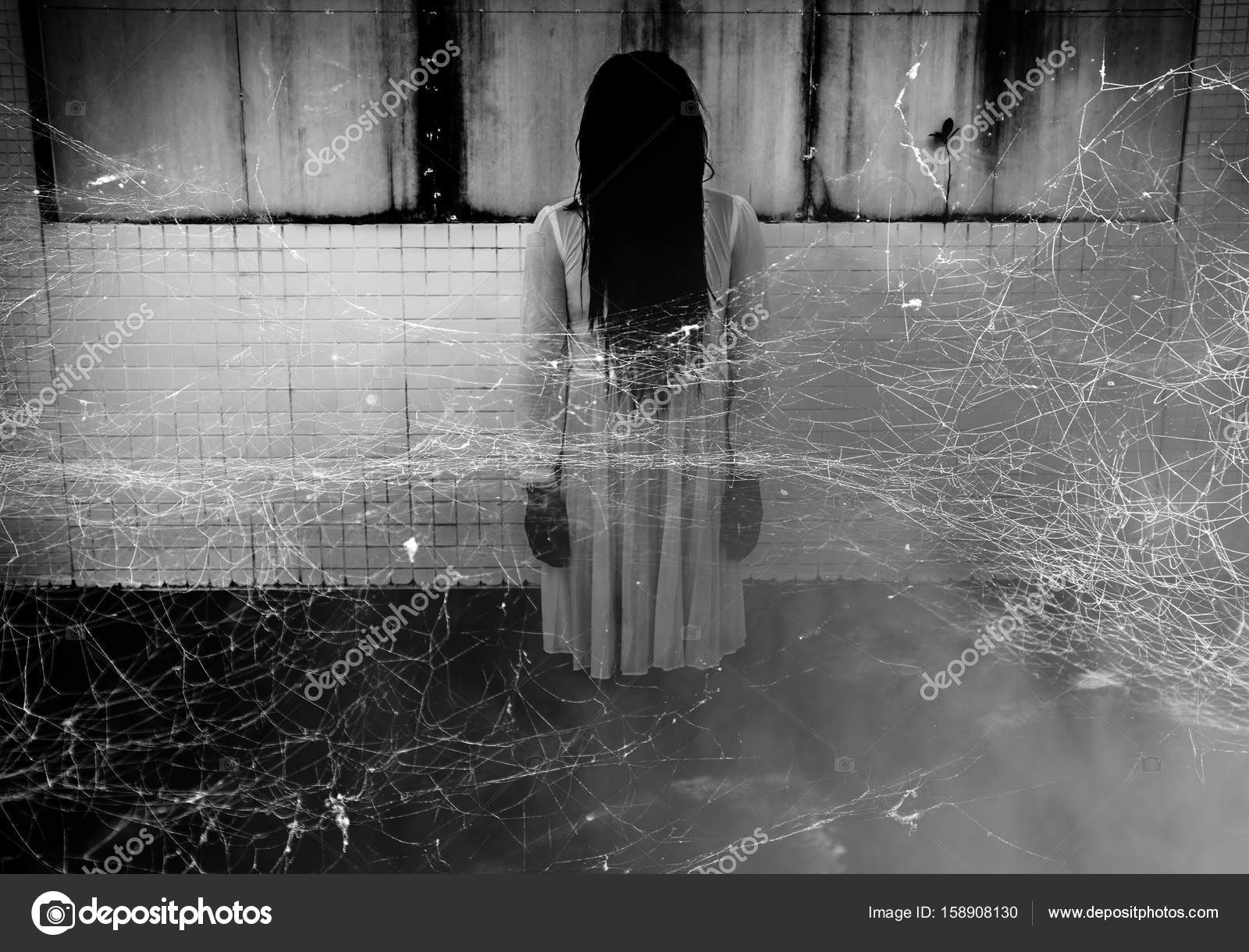Ghost In Haunted House, Scary Background For Book Cover Стоковое.