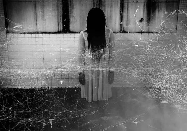 Ghost i spökhus, skrämmande bakgrund för bokomslag — Stockfoto