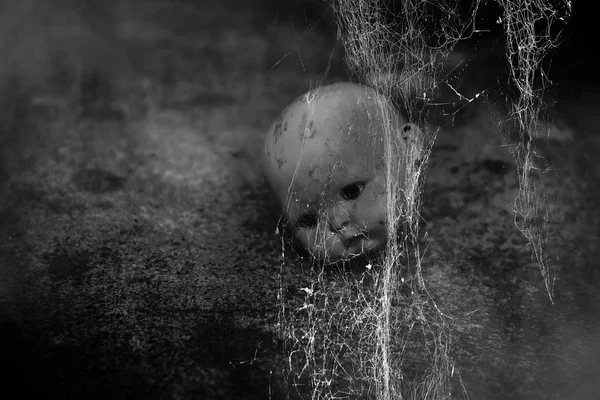 Boneca assustadora em casa assombrada — Fotografia de Stock