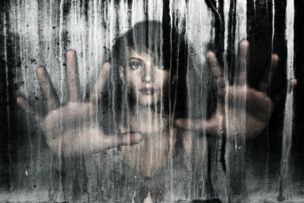 3D illustratie van vrouw achter grunge achtergrond, Horror achtergrond, mixed media — Stockfoto