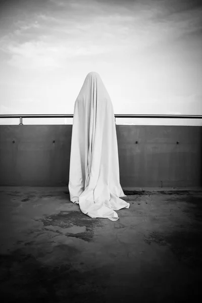 Дівчина в білому костюмі на Хелловін — стокове фото
