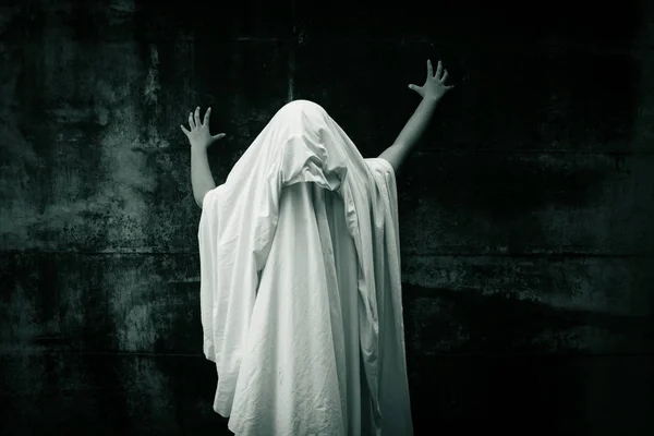 Девушка в белом на Хэллоуин — стоковое фото