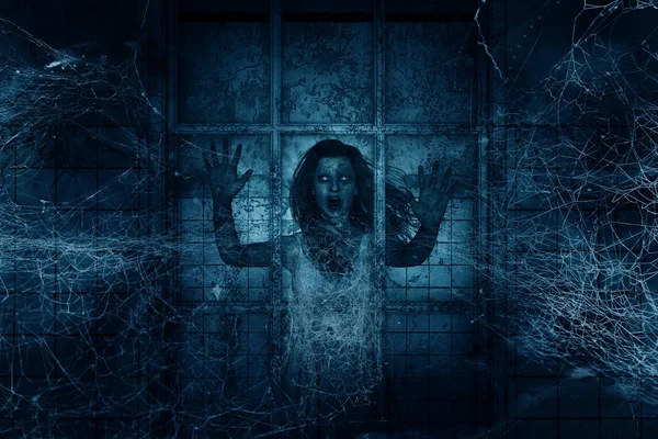 可怕的鬼女人在闹鬼的房子 恐怖背景 混合介质中三维图 — 图库照片