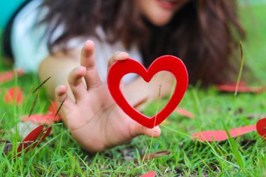 Kırmızı kalp simgesi, Sevgililer günü kavramı arka plan ile kız 