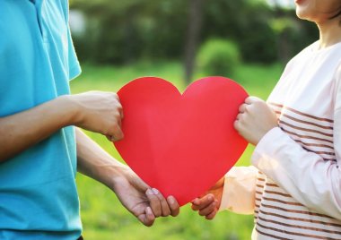 Romantik genç çift gösteren sevgi ve bakım Park, Sevgililer günü 