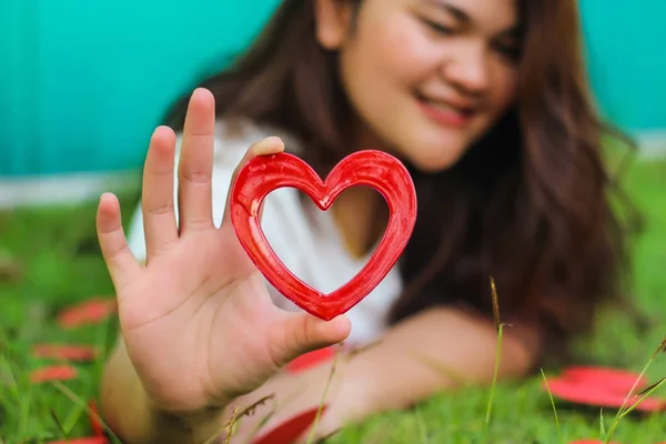 Mädchen Mit Rotem Herz Symbol Valentinstag Konzept Hintergrund — Stockfoto