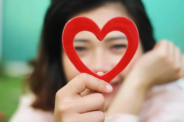 Ragazza con il simbolo del cuore rosso, San Valentino giorno concetto di sfondo — Foto Stock