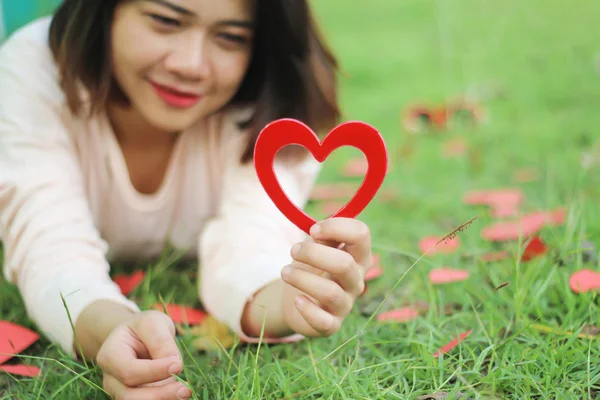Menina com símbolo de coração vermelho, fundo conceito dia dos namorados — Fotografia de Stock