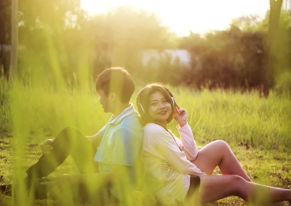 Romantische Jonge Paar Met Liefde Zorg Het Park Dag Van — Stockfoto