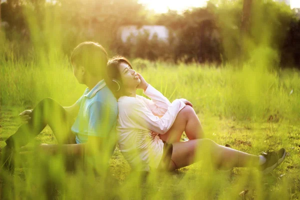 Romantisches Junges Paar Zeigt Liebe Und Fürsorge Park Valentinstag Anmerkung — Stockfoto