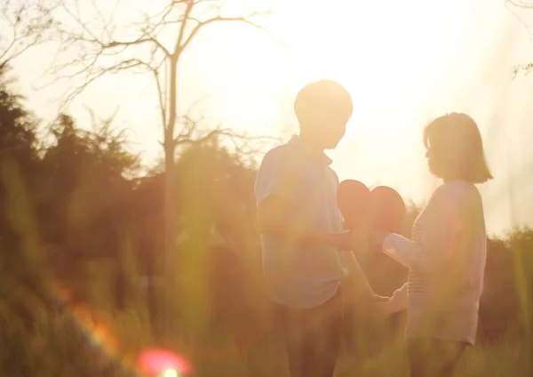 Pareja Joven Romántica Mostrando Amor Cuidado Parque Día San Valentín — Foto de Stock