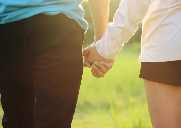 Cuplu Tânăr Ținându Mână Ziua Îndrăgostiților Notă Ușoară Neclaritate — Fotografie de stoc gratuită