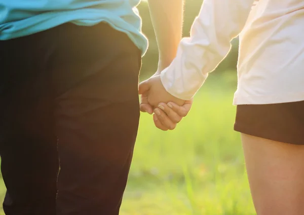 Jong Koppel Houden Hand Dag Van Valentijnskaarten Opmerking Lichte Blurriness — Gratis stockfoto