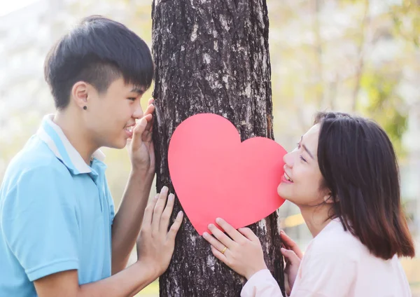 Romántica Pareja Joven Mostrando Amor Cuidado Parque Día San Valentín — Foto de Stock