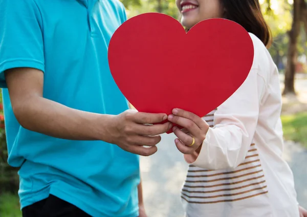 Romântico Jovem Casal Mostrando Amor Cuidado Parque Dia Dos Namorados — Fotografia de Stock