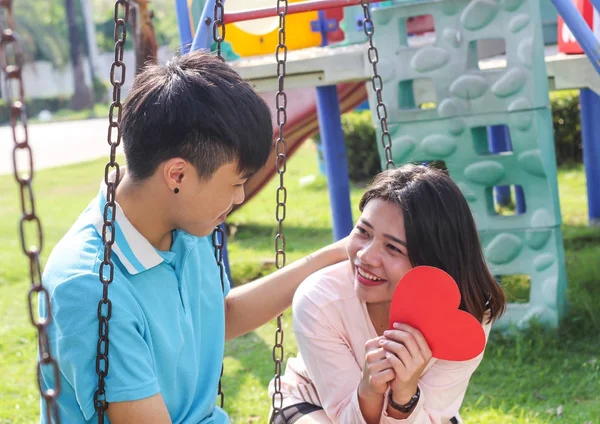 Romantiska Unga Par Visar Kärlek Och Omsorg Parken Alla Hjärtans — Stockfoto